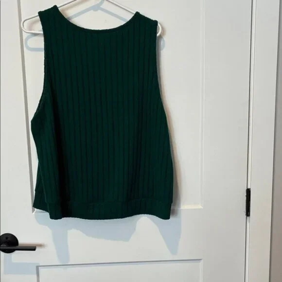 8 Green Ribbed Top. B1 - Picture 2 of 2
